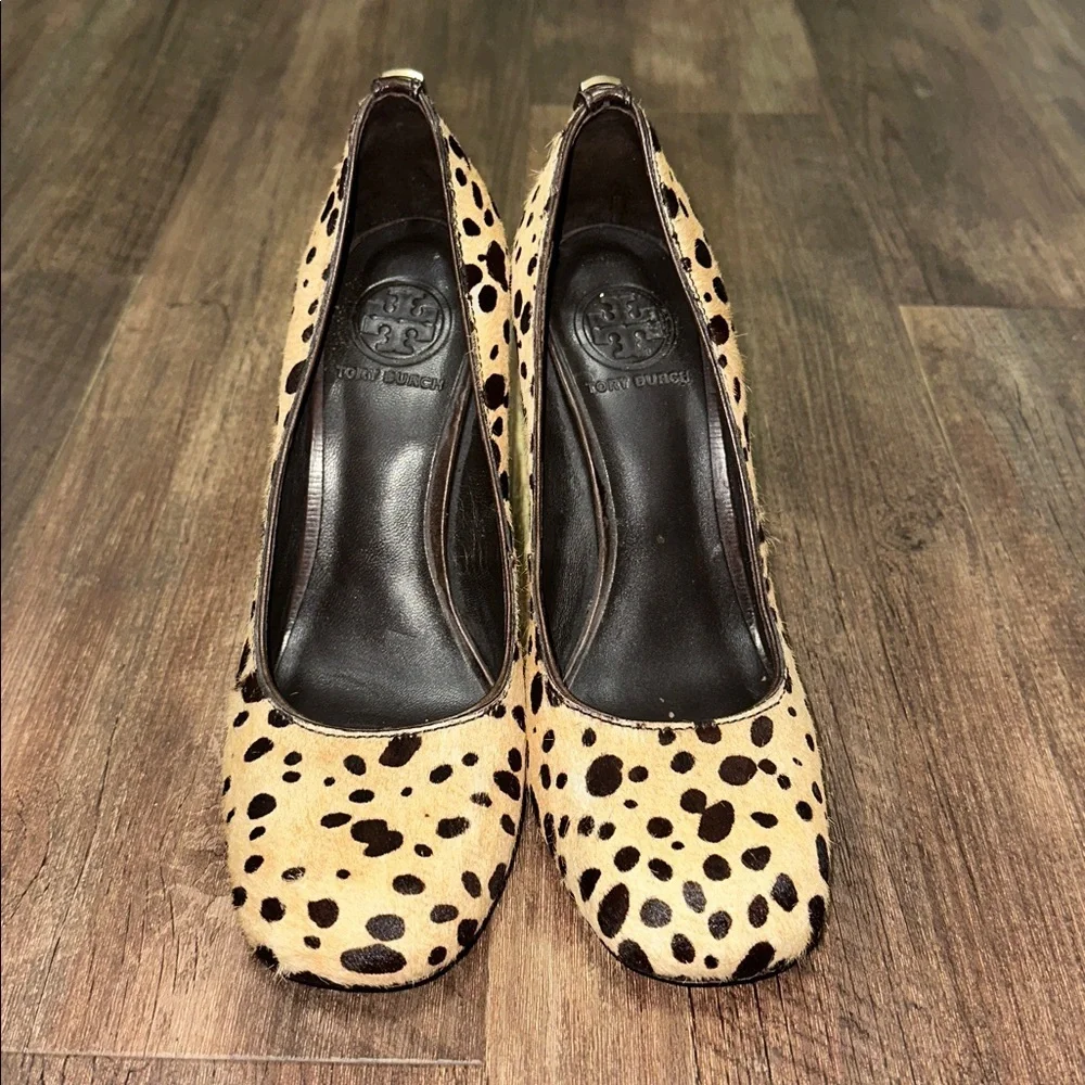 TORY‎ BURCH Rae Cheetah Leopard 8 M Bovine Calf Hair Fur Wood Block Heels Pumps